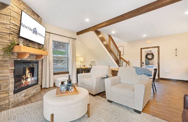Cozy Cabin-Private Hot Tub-Walk to Pond-Free Daily Attraction Tickets-Near Table Rock Lake