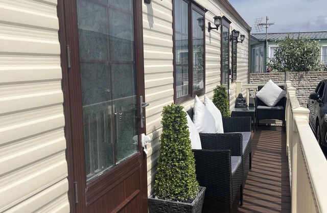 Cozy Cabin Retreat in Towyn