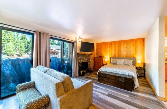 Cozy Cabin/Studio w/ Jacuzzi, Laundry, & Parking