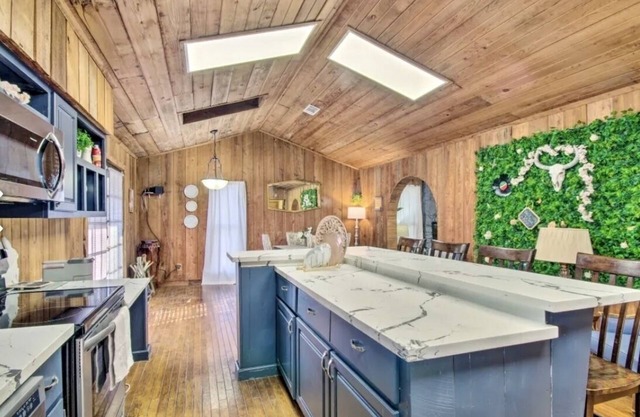 The Cozy Cabin with Hot Tub and Putting Green