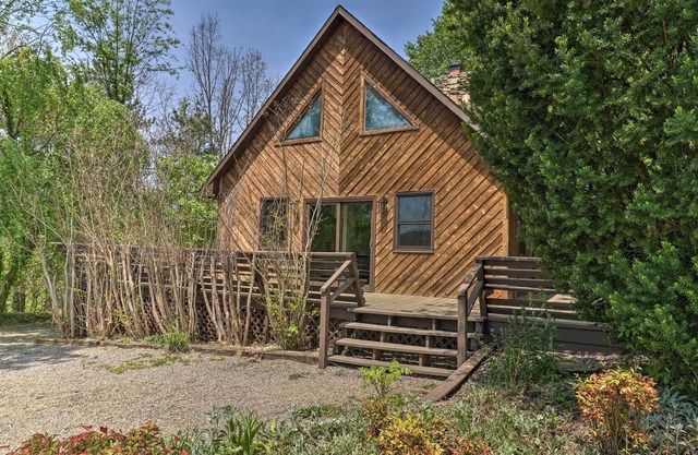 Cozy Cabin w/ Mtn Views, - 7 Mi to Weaverville!