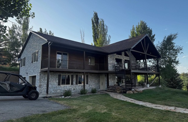 Cozy cabin with AC, Wi-Fi and view of Bear Lake in charming Fish Haven, Idaho