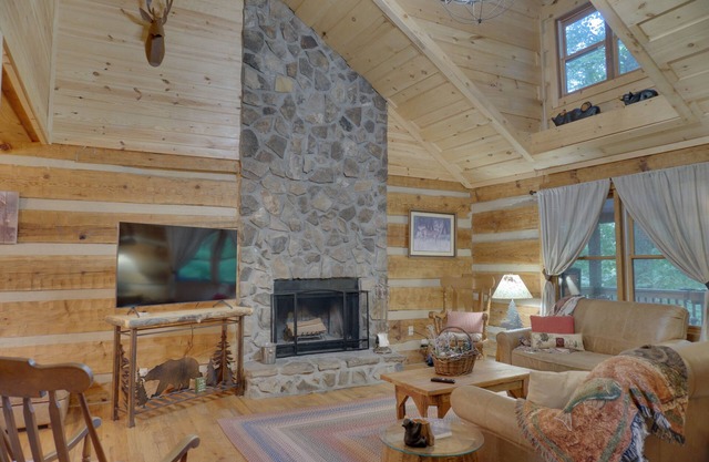 Cozy Cabin with ADA accessible, golfing, hiking,, beach, tennis, and more!