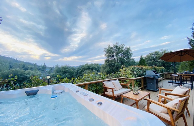 Cozy Cabin with Amazing Views & Private Hot Tub.