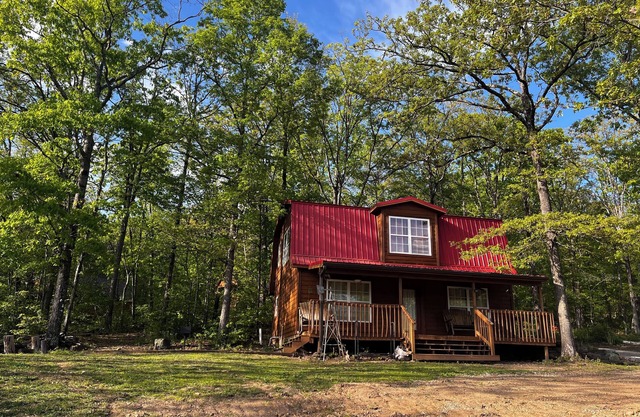 Country Cabin récemment rénové et moderne, près de Devil's Den!