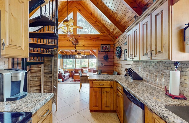 Cozy cabin with boat dock/parking, fishing, shared pool & Dog friendly