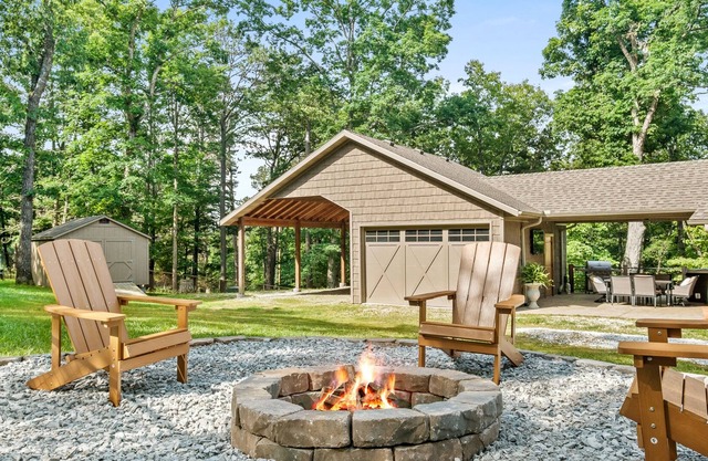 Cozy cabin with hot tub, alfresco dining, & firepit - close to Beaver Lake