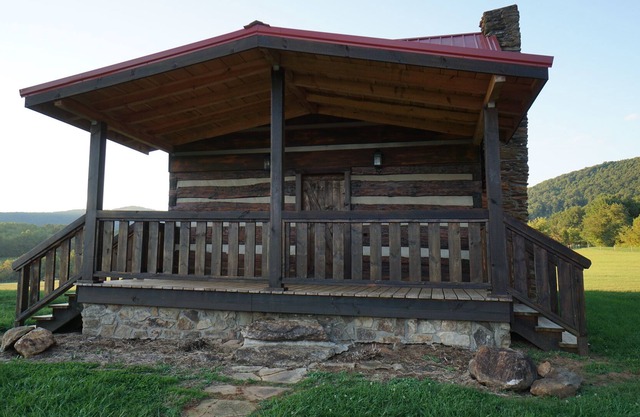 Cozy cabin with modern day amenities and views of the Blue Ridge Mountains.