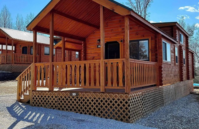 Cozy Cabin with Private Resort Amenities: Walking Distance to Lake James