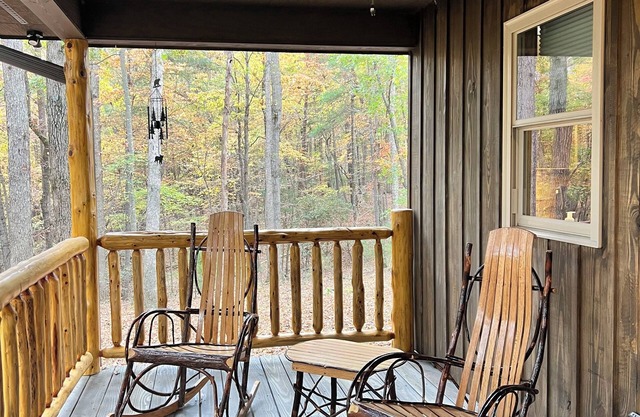 Cozy cabin with WiFi, gas logs, AC, and big window to watch wildlife in State Rd