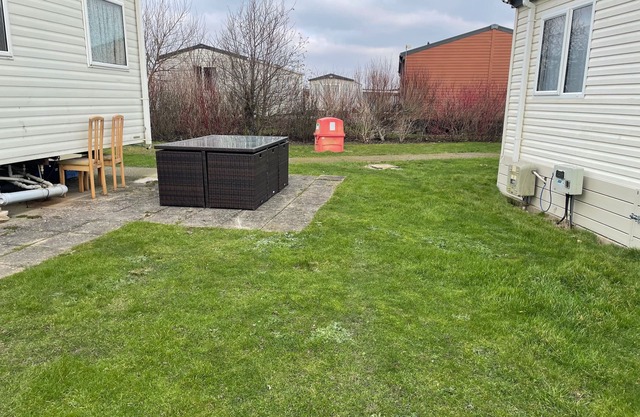 Cozy Camber Caravan 3 Bedroom Retreat With Decking