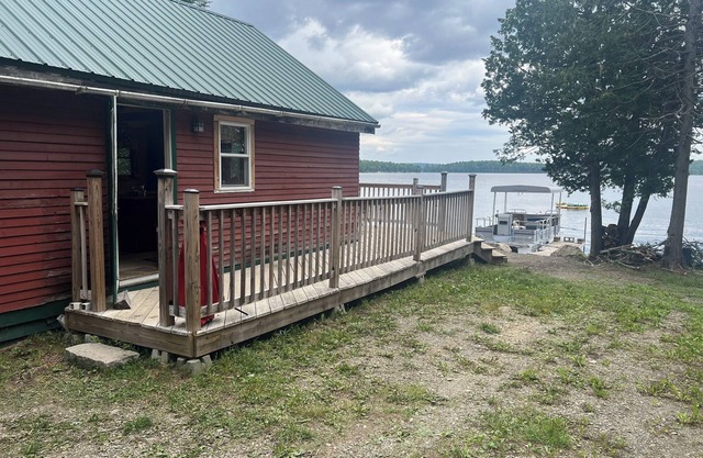 Camping chaleureux sur le lac dans le nord du Maine