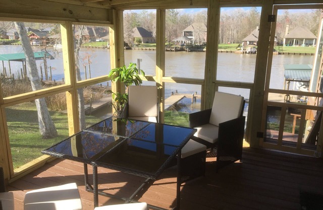 Camp confortable avec des terrasses ensoleillées! Près de la Nouvelle-Orléans et de Baton Rouge.!