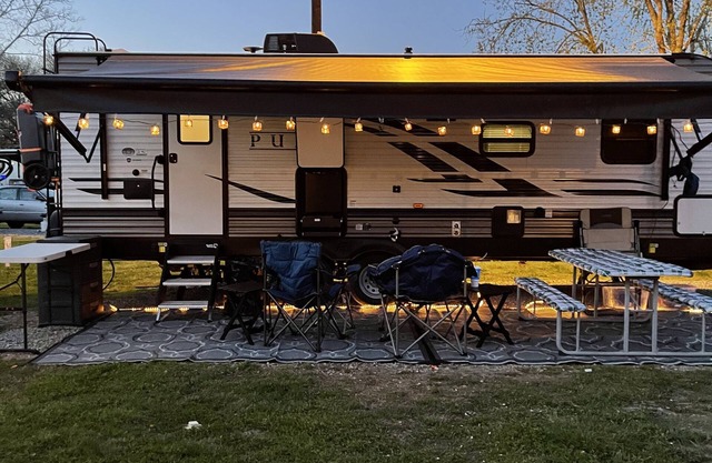 Cozy camper in Clemson Hills. 5 minutes from Clemson University. Pet friendly!