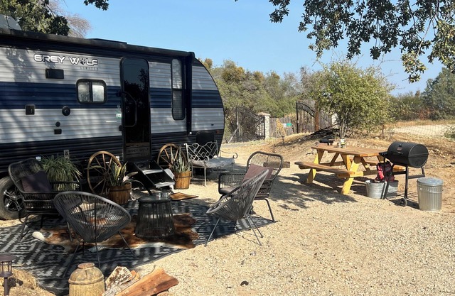 Cozy camper trailer in the foothills of the Sierra Nevada’s. Near Yosemite!