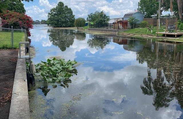 Cozy Canal Cottage waterfront, nature experience. 15 minutes to the beaches.