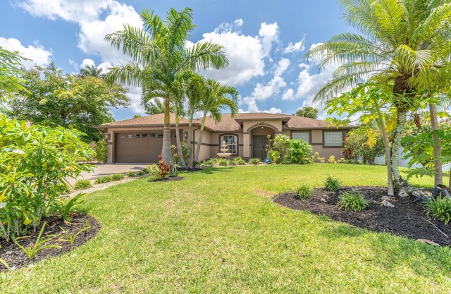 Cozy Canal Home-Low Cleaning Fee, King Beds, Gym, Fast wifi, Fishing, Sleeps 8
