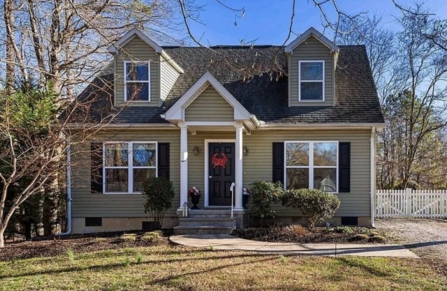 Cozy Cape Cod nestled in the heart of Rock Hall, sleeps 10 with pond view!
