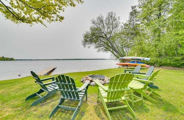 Cozy Lake Cottage Cottage w / Dock, 4 kayaks et foyer