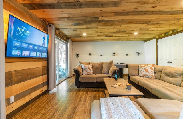 Chaleureux chalet avec piscine et spa