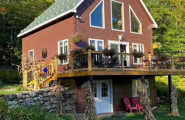 Cozy Chalet adjacent to Kingdom Trails bike, hike, ski, or just relax