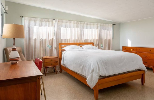 Cozy Charm: Discover This 2-Bedroom Estate in Bloomington with Modern Comforts