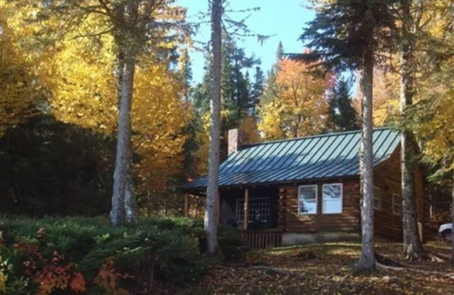 Cozy & Charming Lakefront Log Cabin sur le lac Cupsuptic (Rangeley, ME)