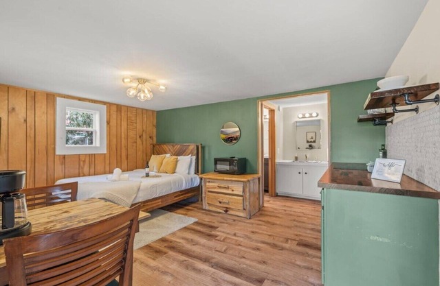 Cozy & Chic Poconos Red Cabin in the Pines