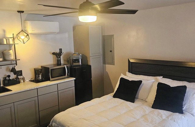 Cozy Chic Studio close to downtown pet friendly