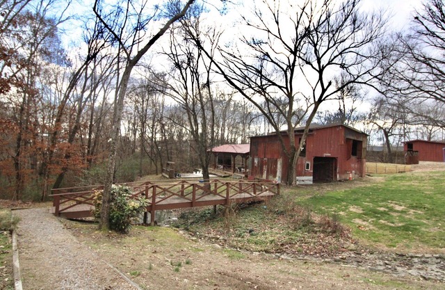 Cozy Classy Cabin - pet friendly! 1 minute from Lenoir City's main street