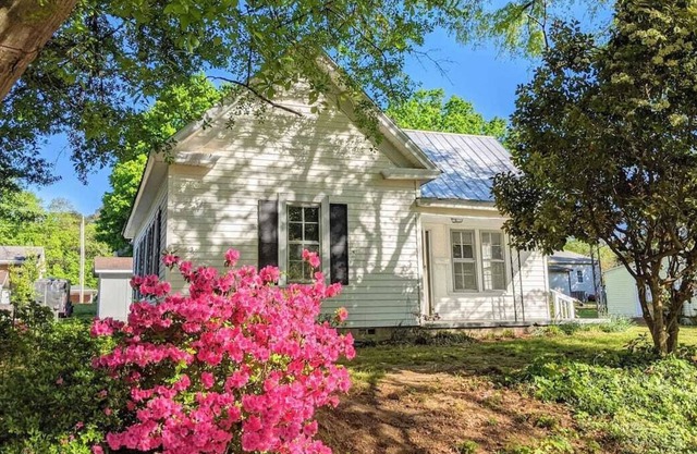 Cozy Clayton Cottage