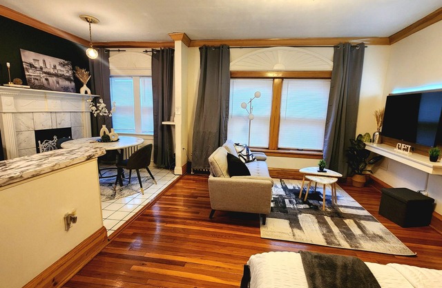 Cozy CLE East- MINUTES from Clinic, UH, Case, Downtown, Edgewater