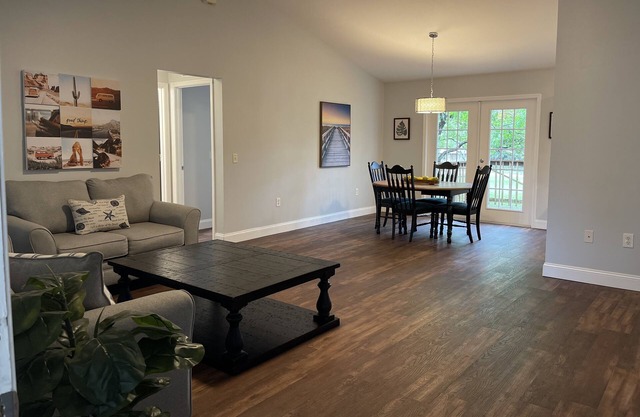Cozy Clean 3 bedroom Home centrally Located