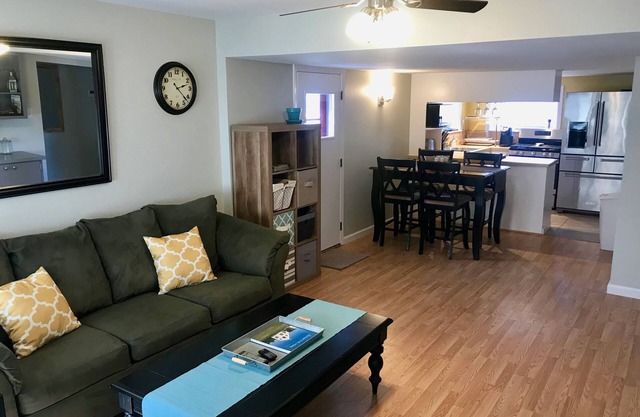 Cosy Clean and Quiet 2 Bed / 1 Bath Home. À quelques pas du lac et du parc!