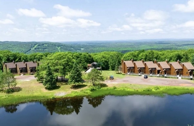 Condo confortable et propre de 2 chambres / 2 salles de bains avec bain à remous privé à Indianhead