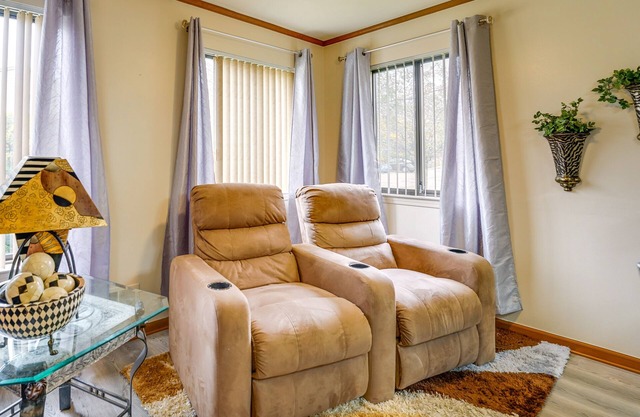 Cozy Clinton Township Condo: 3 Mi to Anchor Bay!