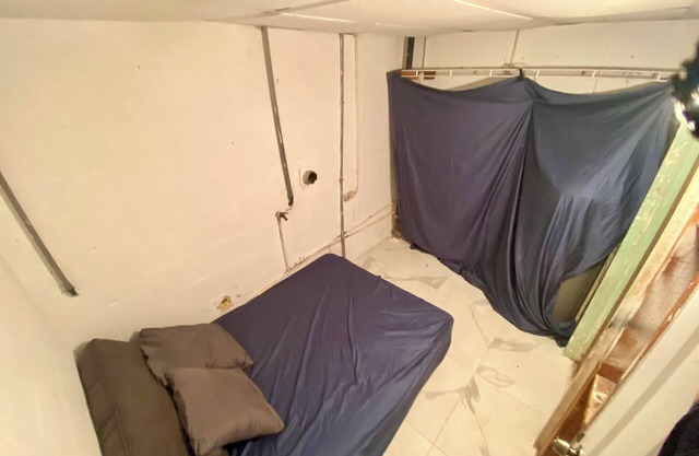 Cozy Closet Room with AC, WiFi in fabulous St. Petersburg