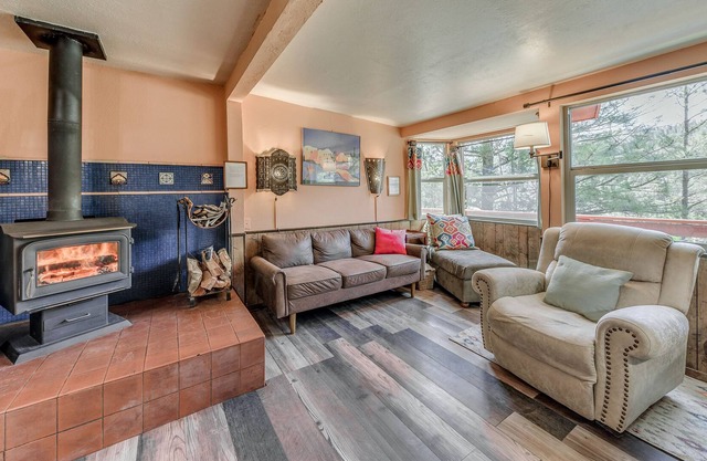 Cozy Cloudcroft Mountain Retreat w/ Gas Grill!