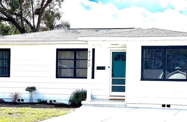 Cozy coastal cottage–15 minutes from beach or downtown