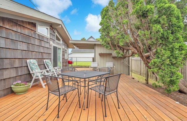 Cozy Coastal Home Close to Beach with Large Deck