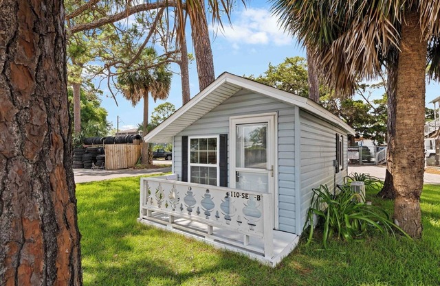 Cozy Coastal Cutie | Budget-Friendly Beach Escape