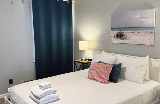 Cozy Coastal 2-bedroom home with 8-ft Fence and Beach Gear!