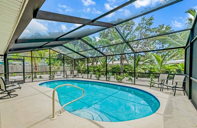 Sunny Skies: Modern 2-Bedroom Home with Pool Near Bradenton Beach Awaits You!