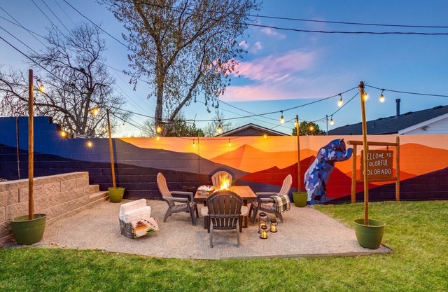 Cozy Colorado Retreat- Arvada w/ murals, game room, large backyard & hot tub!