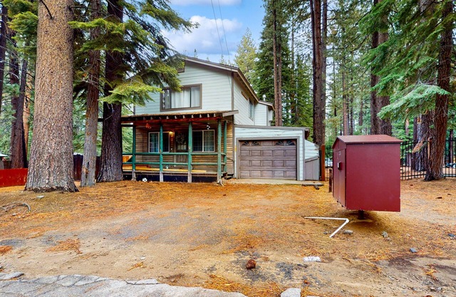 Cozy, comfortable home with large yard & great location near beaches/skiing