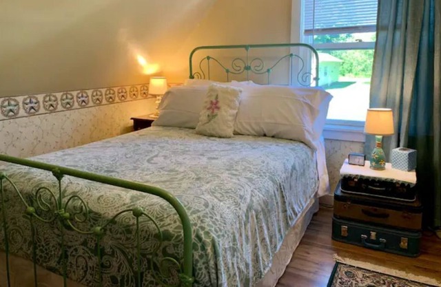 Cozy, Comfy, Country Home with direct access to snowmobile & atv trails!