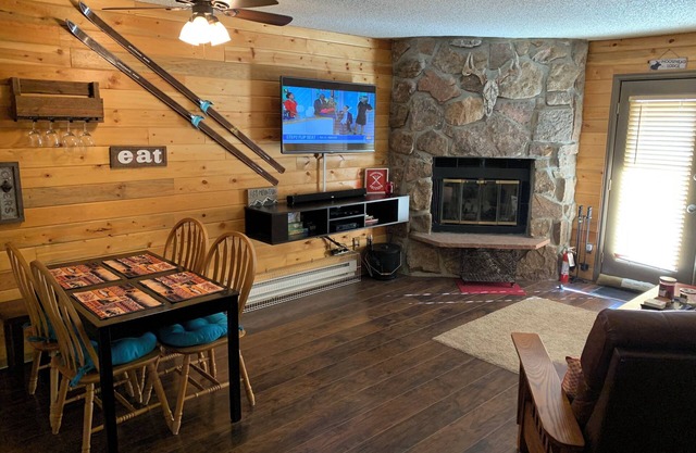 Rare, Cozy Condo, 1 Bedroom, 2 Bathrooms, Full Kitchen, Comfortably Sleeps Six!