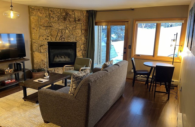 Cozy Condo Close to Everything