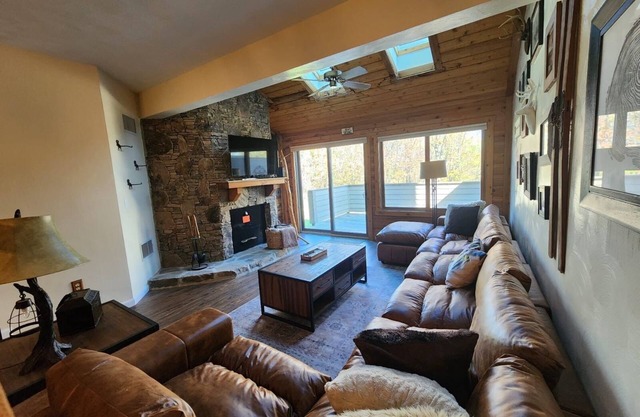 Cozy condo, Family- friendly just completely remodeled. SKI IN -SKI OUT!!