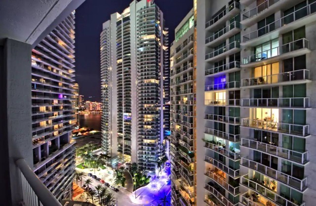 Cozy condo in Brickell with parking and pool